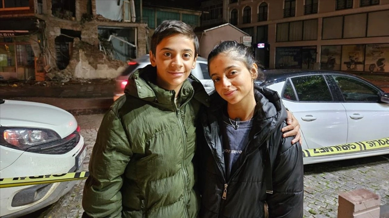 Sındırgı depreminde enkaz altında kalmaktan son anda kurtulan kardeşler o anları anlattı