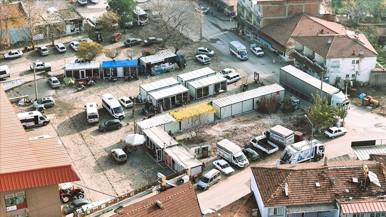 Sındırgı esnafı i&ccedil;in konteyner ve prefabrik &ccedil;arşı kurulumu devam ediyor