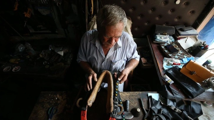 Sındırgılı saraç Nurettin usta, dede yadigarı mesleğini 51 yıldır sürdürüyor