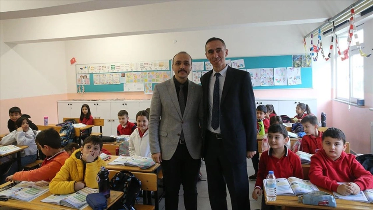 Sınıf öğretmeni meslektaşı olan eski öğrencisiyle aynı okulda görev yapıyor