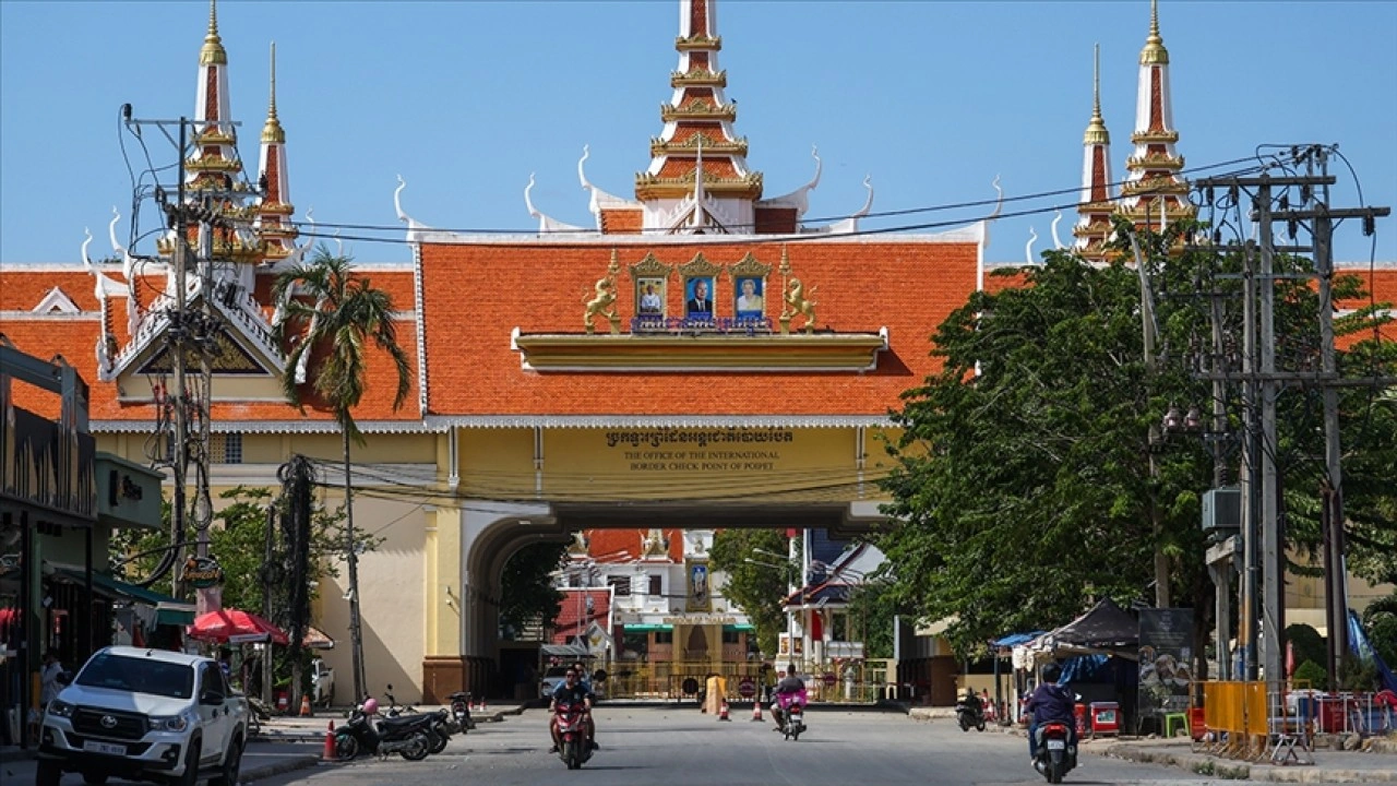 Sınır b&ouml;lgelerinde &ccedil;atışan Tayland ve Kambo&ccedil;ya arasında askeri g&ouml;r&uuml;şmeler başladı