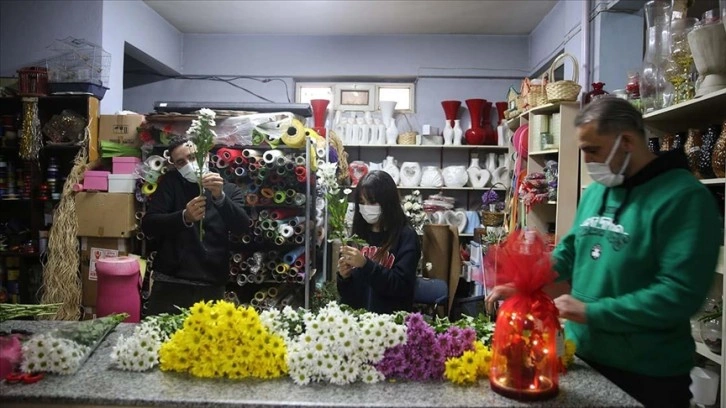 Sınır ötesindeki güvenlik güçlerinin 'Sevgililer Günü notları' çiçekçileri duygulandırıyor