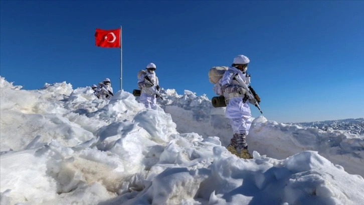 Sınırın karlı dağlarında teröristlere nefes aldırmıyorlar