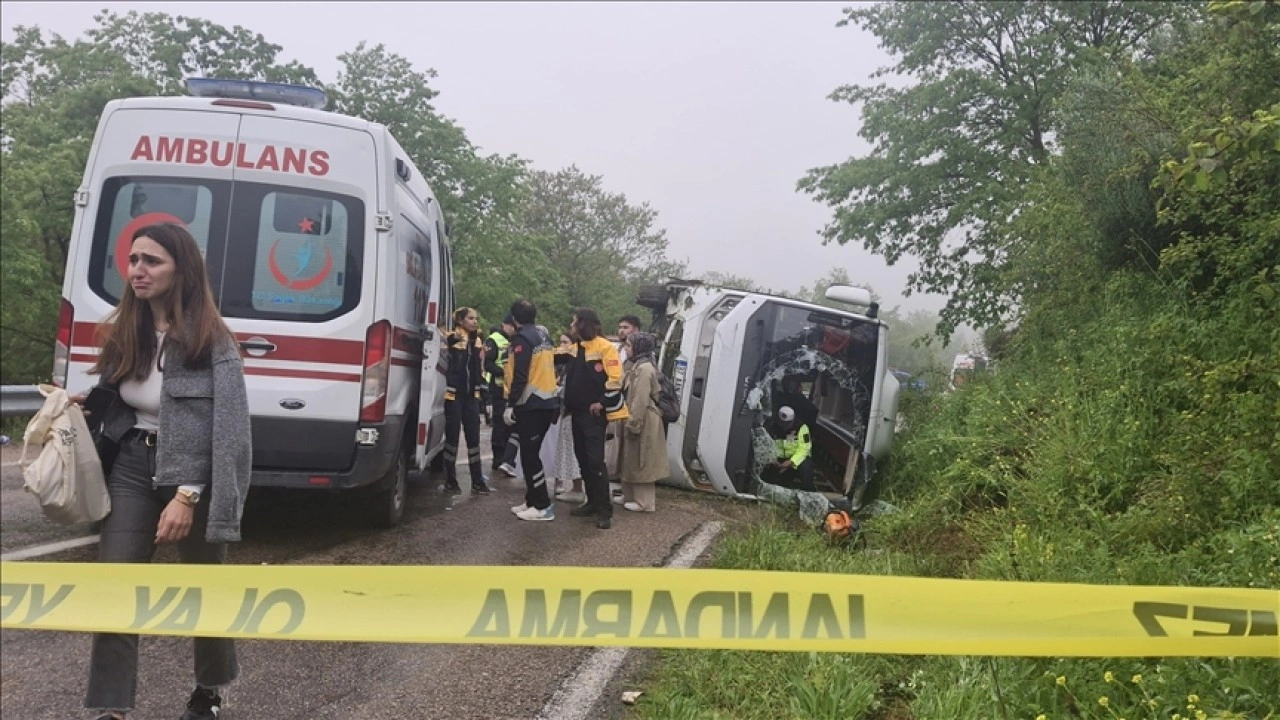 Sinop'ta öğrencileri taşıyan otobüs ile otomobilin çarpışması sonucu 18 kişi yaralandı