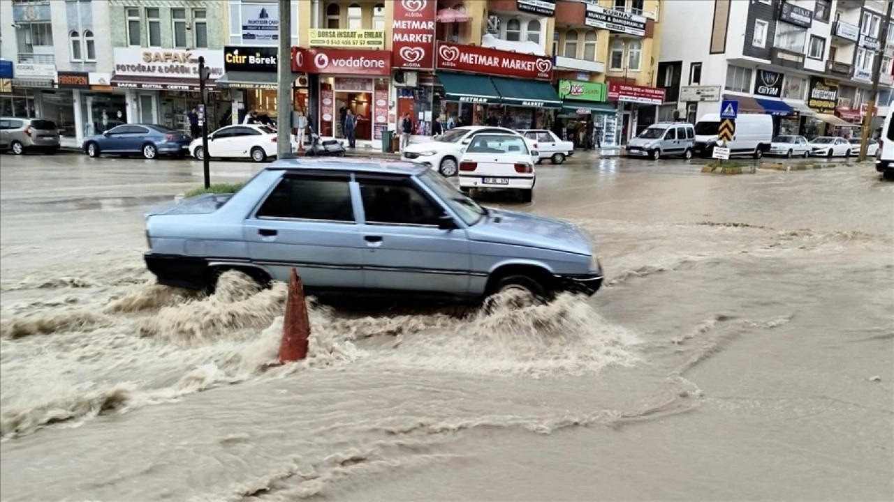 Sinop’ta sağanak nedeniyle bazı ev ve iş yerlerini su bastı