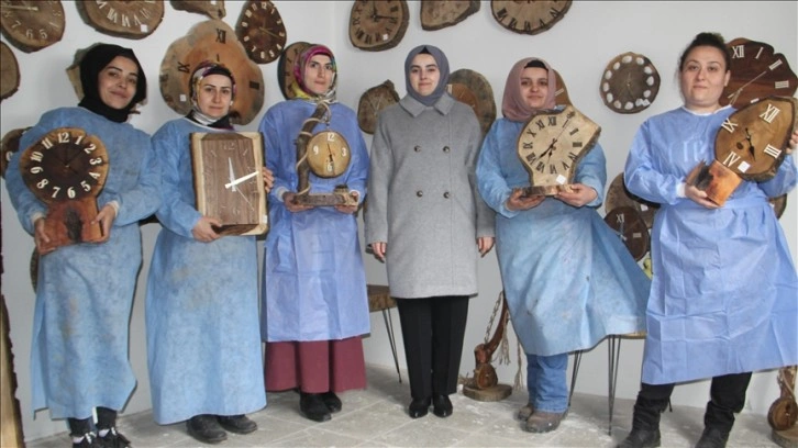 Sinoplu kadınlar, marangoz aletleriyle ahşaptan saat üretiyor