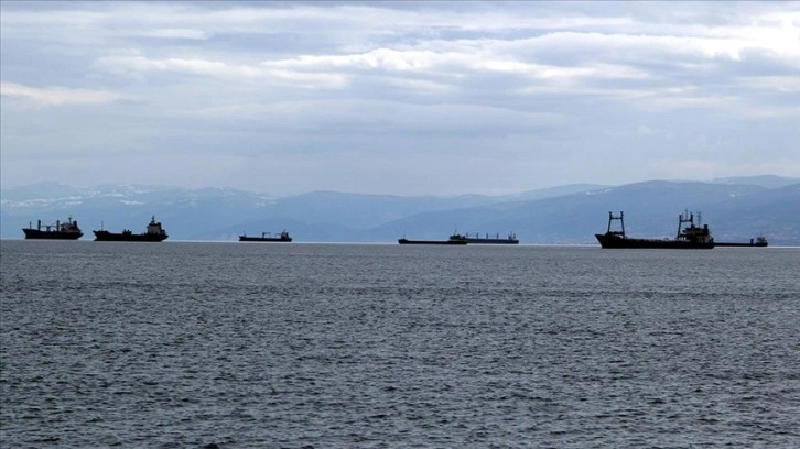 Sinop'ta fırtına nedeniyle yük gemileri doğal limana sığındı