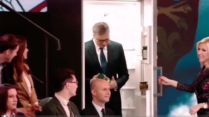 Sırbistan Cumhurbaşkanı Vucic, TV canlı yayınına buzdolabından çıkarak katıldı