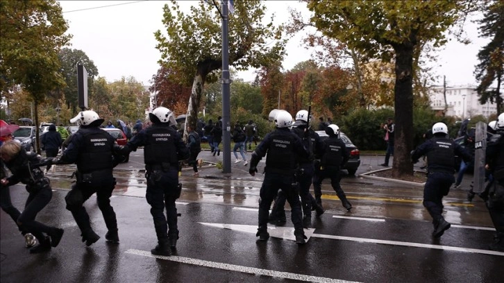 Sırbistan'da LGBT karşıtlarına polis müdahale etti