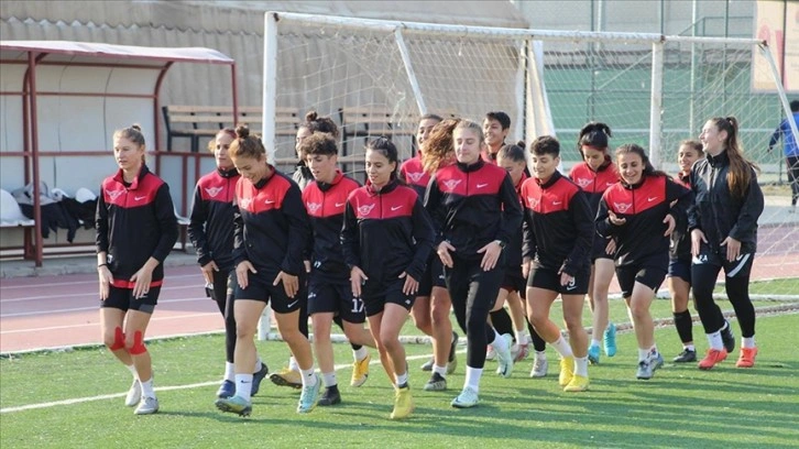 Şırnak Belediyesi Nuhspor Kadın Futbol Takımı, Süper Lig'e çıkma mücadelesi veriyor