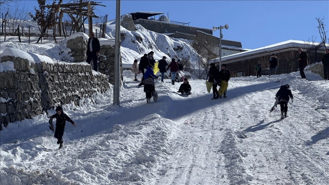 Şırnak'ta &ccedil;ocuklar kar keyfini poşet ve tepsilerle kayarak &ccedil;ıkardı