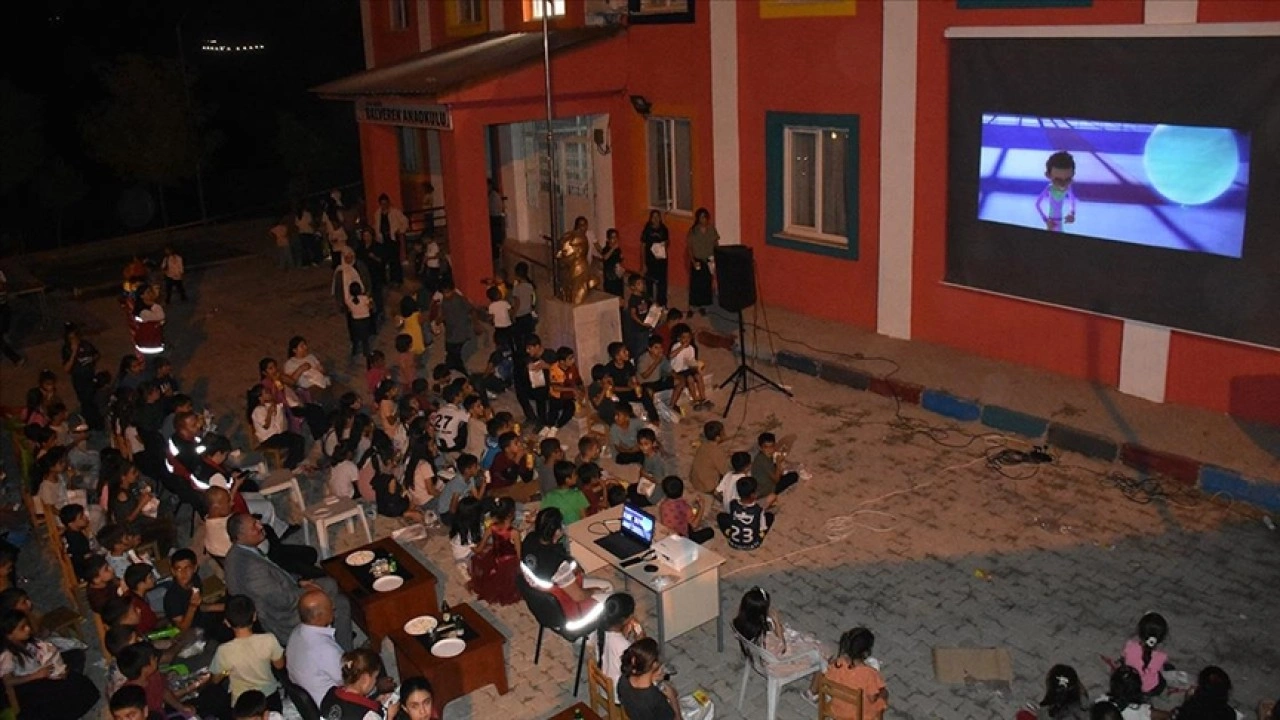 Şırnak'ta kırsaldaki yaklaşık 4 bin 500 çocuk açık havada sinema ile buluştu