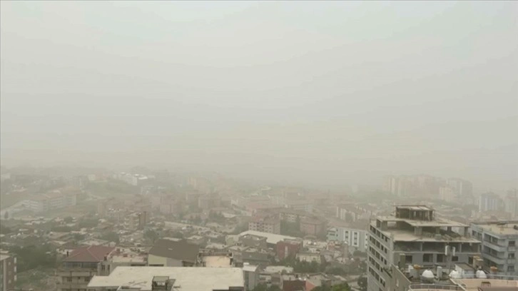 Şırnak ve Siirt'te toz taşınımı, görüş mesafesini düşürdü