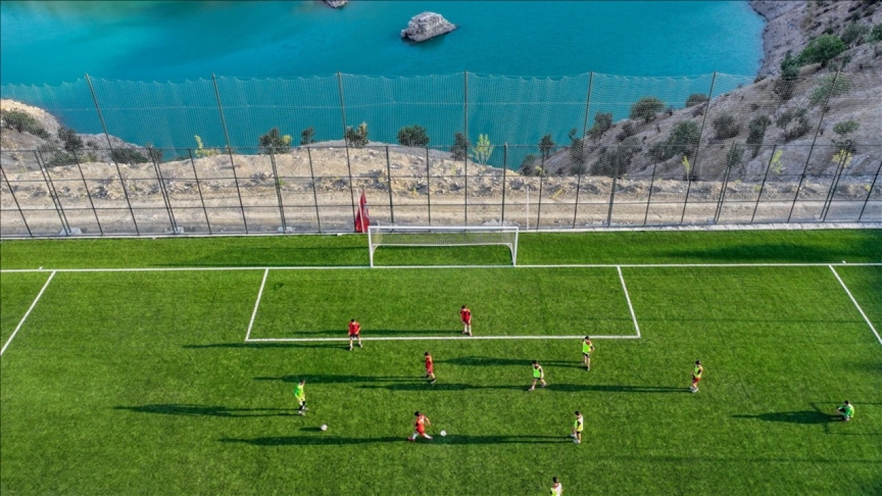 Şırnaklı gençlerin tarladan baraj gölü manzaralı stada uzanan futbol öyküsü