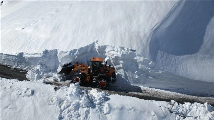 Şırnak'ta Karayolları ekipleri karla kapanan Tanin Geçidi'ni yeniden ulaşıma açtı