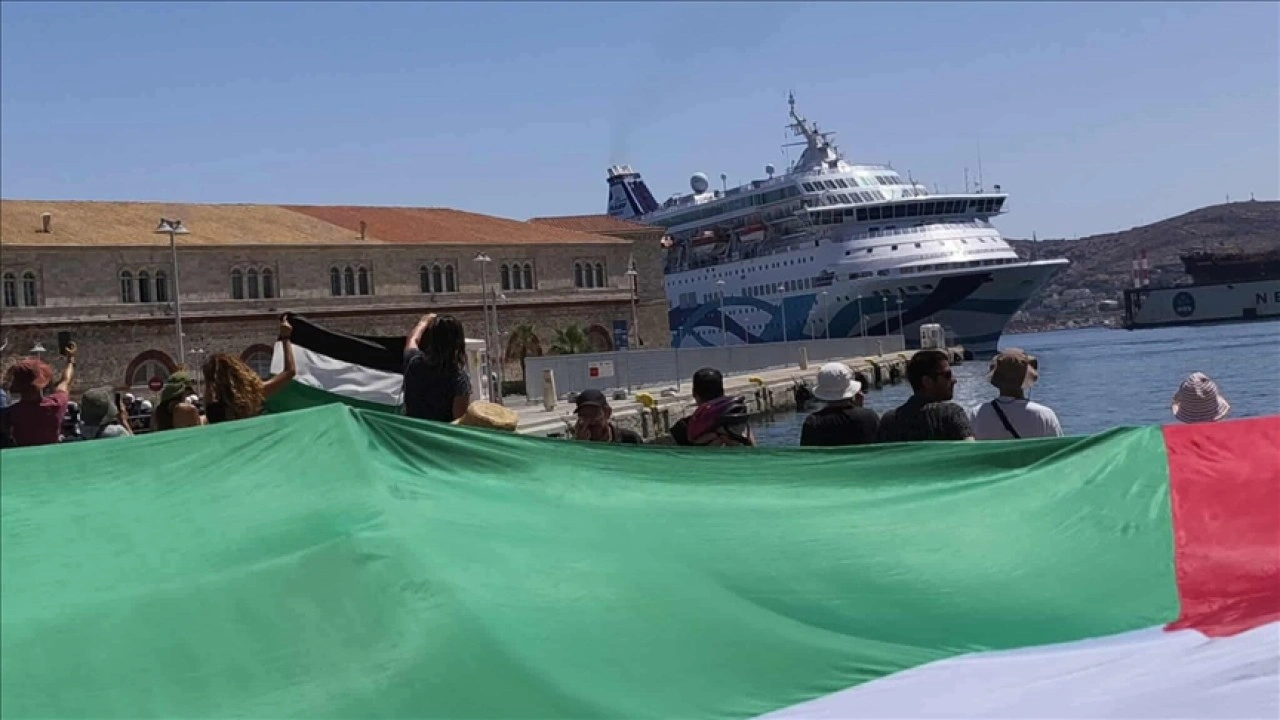 Siros Adası'na gelen kruvaziyer, Ada'daki tepki nedeniyle İsrailli yolcularını indiremedi