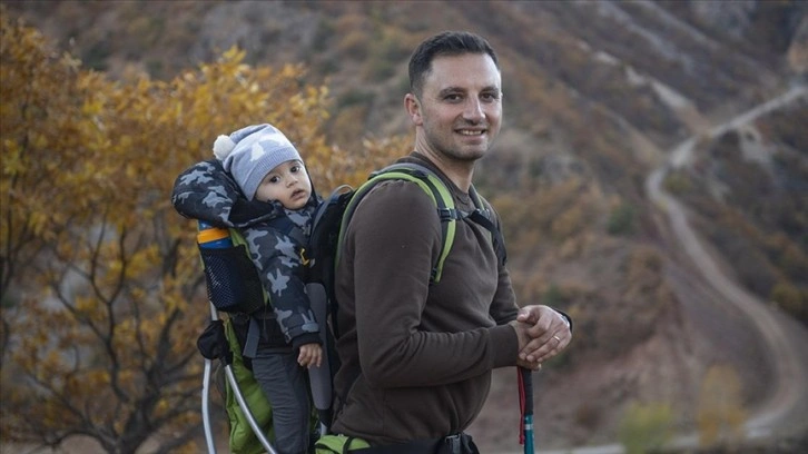 Sırtında 1 yaşındaki oğluyla Tunceli'nin vadilerinde doğa yürüyüşüne çıkıyor