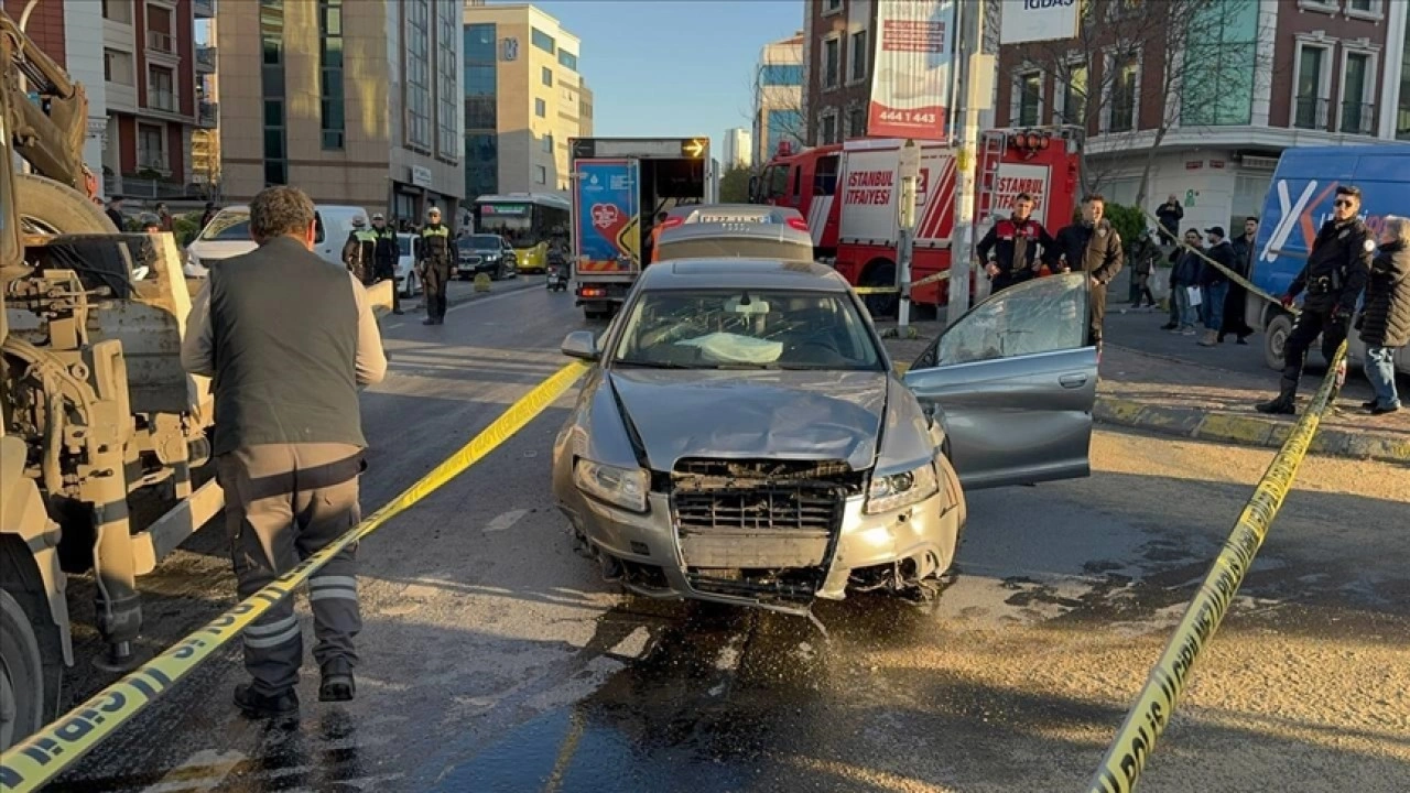 Şişli'de otomobilin motosiklete ve yayalara &ccedil;arptığı kazada 2 kişi &ouml;ld&uuml;, 5 kişi yaralandı