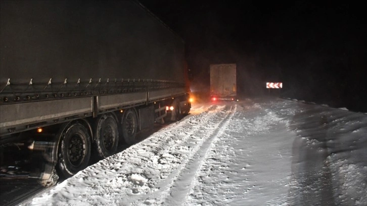 Sivas-Kayseri kara yolu tipi nedeniyle ulaşıma kapatıldı