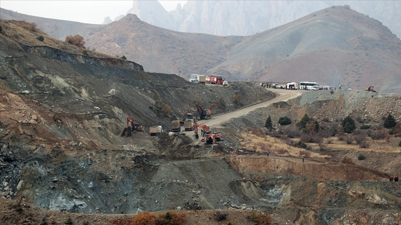 Sivas'ta demir madeni ocağında göçük altında kalan işçiyi arama çalışmaları yeniden başladı