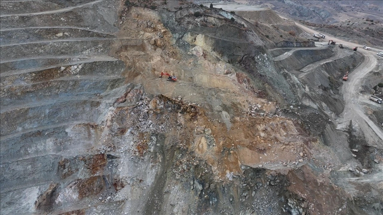 Sivas'ta demir madeni ocağında göçük altında kalan şantiye müdürünü arama çalışmaları sürüyor