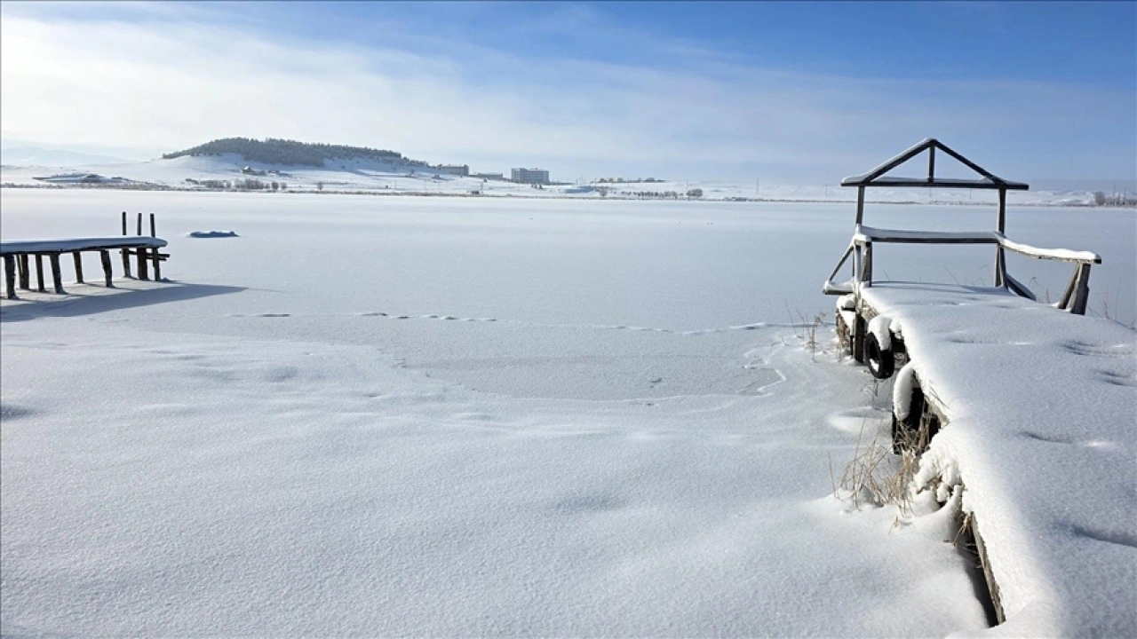 Sivas'ta Hafik G&ouml;l&uuml;'n&uuml;n y&uuml;zeyi buz tuttu
