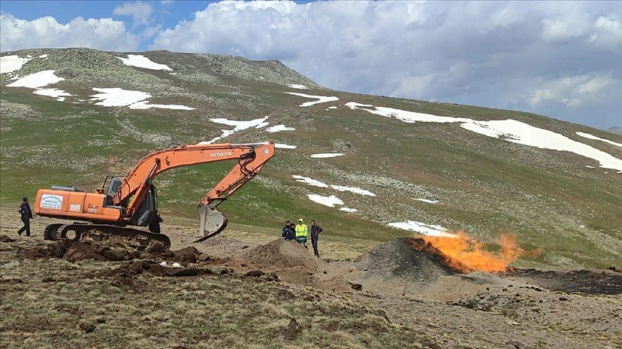 Sivas'ta yıldırım isabet eden doğal gaz boru hattında yangın çıktı