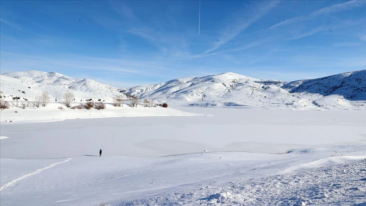 Sivas'ta Yıldız G&ouml;leti'nin y&uuml;zeyi buz tuttu
