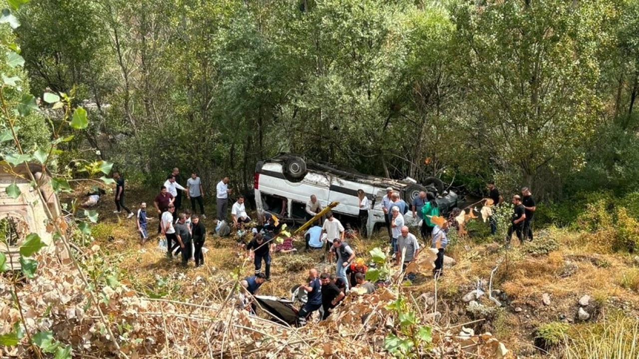 Sivas'ta yolcu minib&uuml;s&uuml;n&uuml;n devrildiği kazada 4 kişi &ouml;ld&uuml;, 10 kişi yaralandı