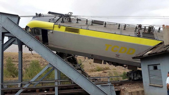 Sivas'ta yük treni ile manevra treni çarpıştı