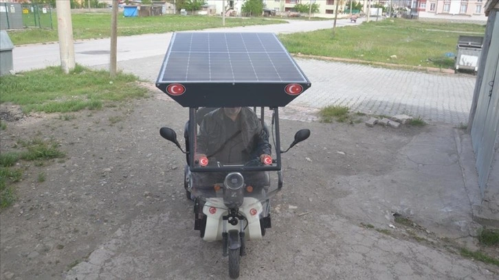 Sivaslı gazi, kurduğu düzenekle elektrikli motosikletini güneş enerjisiyle şarj ediyor