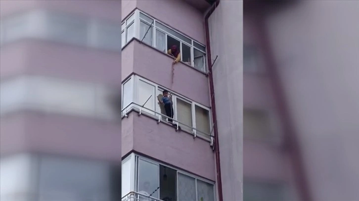 Sivas'ta balkon penceresi ile demir korkuluk arasında mahsur kalan çocuğu itfaiye kurtardı