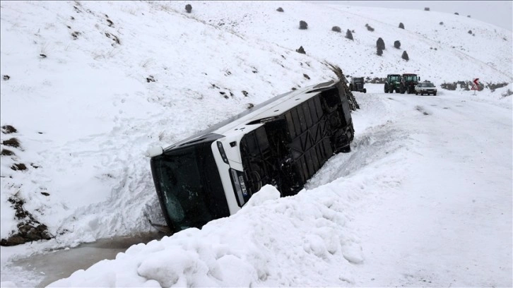 Sivas'ta cenazeden dönenleri taşıyan otobüs devrildi, 20 kişi yaralandı