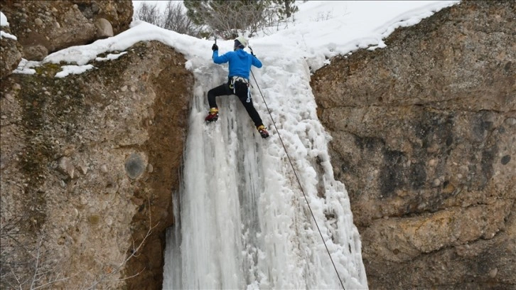 Sivas'ta dağcılar buz tutan şelaleye tırmandı