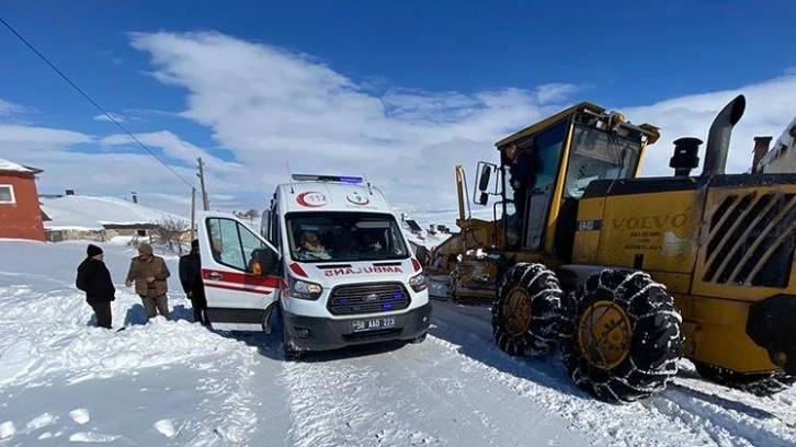 Sivas'ta kurtarma ekipleri yolu kapanan köydeki hamile kadını hastaneye yetiştirdi