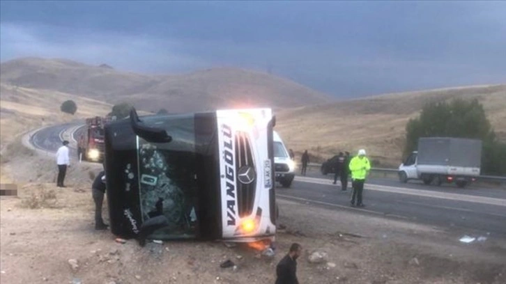 Sivas'ta yolcu otobüsü devrildi, 2 kişi öldü, 25 kişi yaralandı