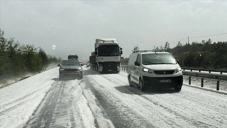 Sivrihisar-Polatlı kara yolunda dolu etkili oldu