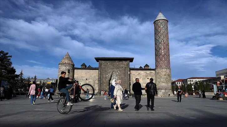 Soğuk iklimiyle türkülere konu olan Erzurum "yaz gibi" bir ilkbahar yaşıyor