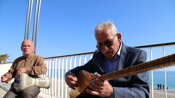 Sokak müzisyeni Recai ve Zekai kardeşlerin &#039;eğlendiren&#039; hayatı
