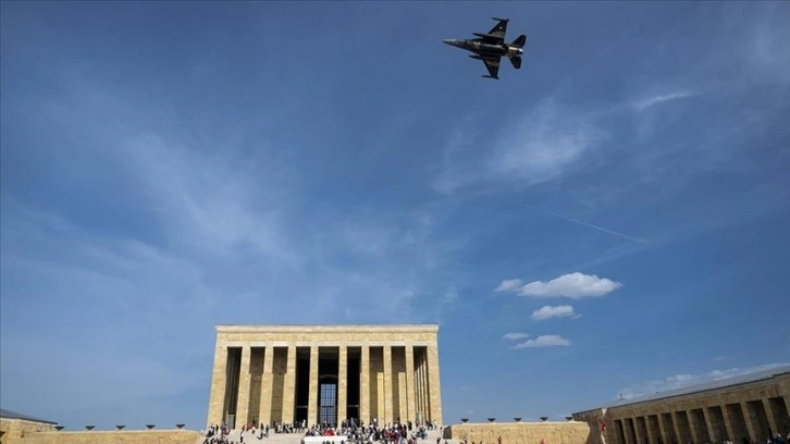 SOLOTÜRK, Anıtkabir'de çevre tanıma uçuşu yaptı