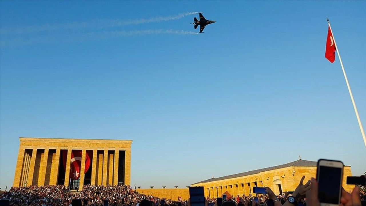 SOLOTÜRK, Büyük Zafer'in 103. yılında Ankara'da "saygı uçuşu" gerçekleştirdi
