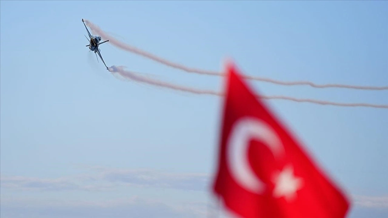 SOLOTÜRK'ten İstanbul'un fethinin 572. yıl dönümüne özel gösteri uçuşu