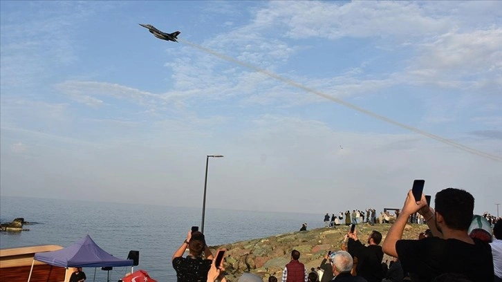 SOLOTÜRK Trabzon semalarında gösteri uçuşu yaptı