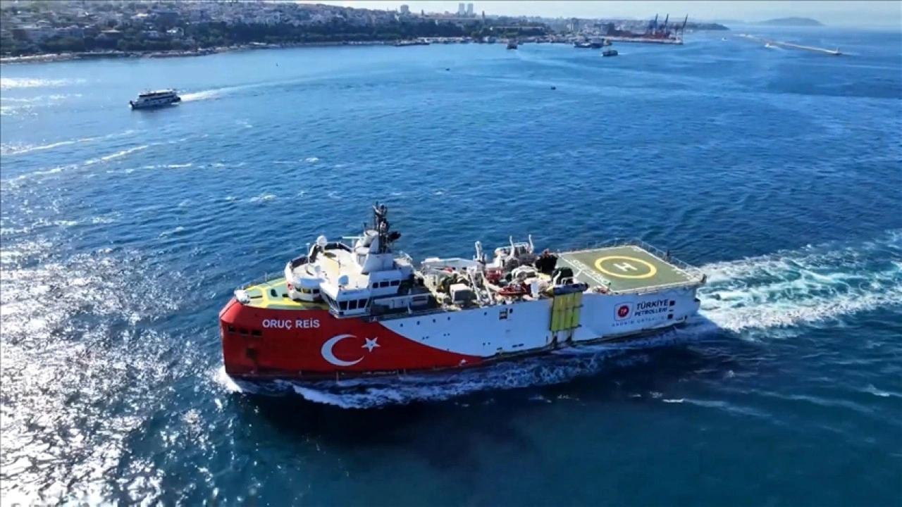 Somali'deki görevini tamamlayan Oruç Reis Sismik Araştırma Gemisi, İstanbul Boğazı'ndan ge