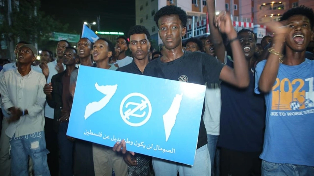 Somali&rsquo;nin farklı kentlerinde İsrail&rsquo;in Somaliland&rsquo;i tanımasına karşı protestolar d&uuml;zenlendi