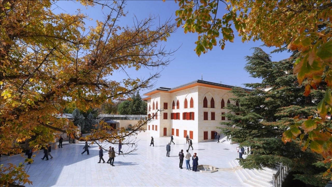 Somuncu Baba Külliyesi sonbahar renklerine büründü