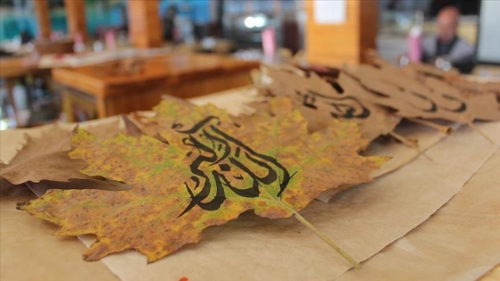 Sonbahar yaprakları 'hat çalışması' ile sanat eserine dönüşüyor