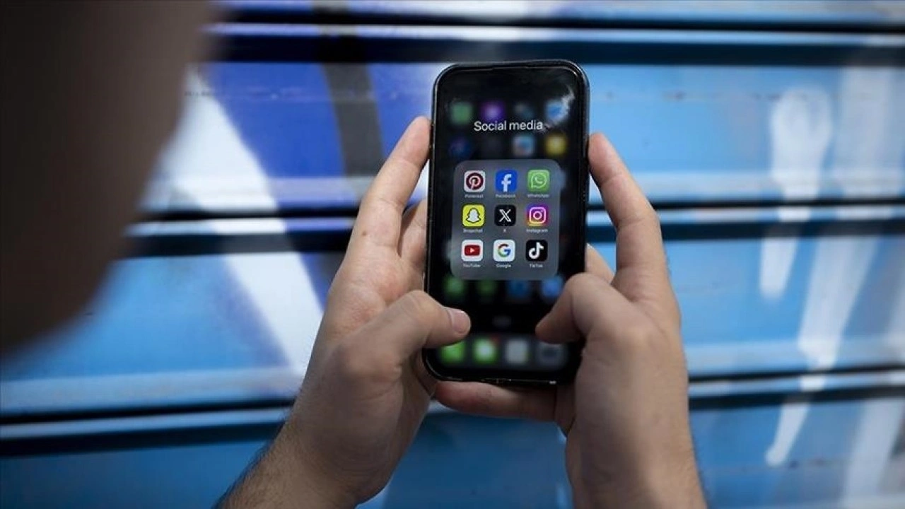 Sosyal medyadaki "filtreli hayatlar" kimlik bunalımına yol açıyor