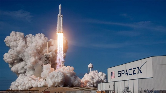 SpaceX'in ilk insanlı uzay mekiği denemesi başarıyla gerçekleşti