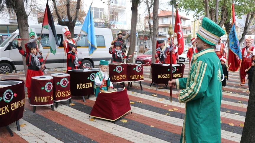 Isparta'da 3 kuşak aynı mehter takımında tarihi geleneği yaşatıyor